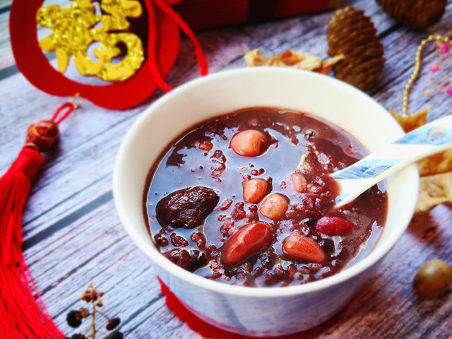 是这样记录的,腊八粥者,用黄米,白米,江米,小米,菱角米,栗子,红豇豆