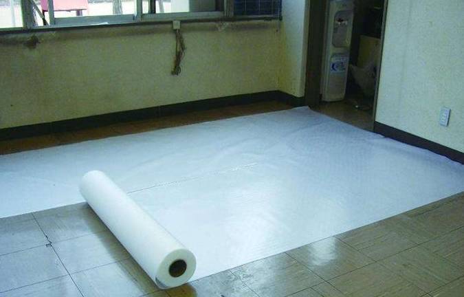 在地板下铺两层防潮垫,老师傅一盆冷水泼下来!起拱