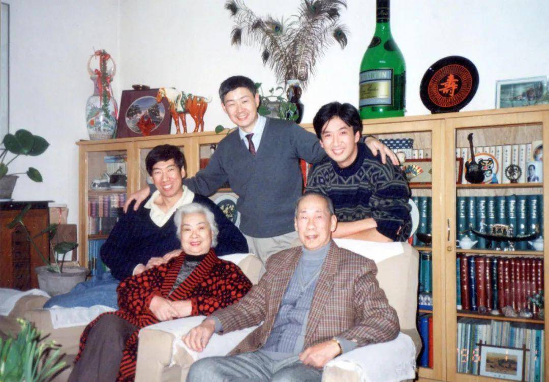 (李焕之夫妇与3个儿子)李焕之的妻子名叫李群,也从事音乐工作,1942年6