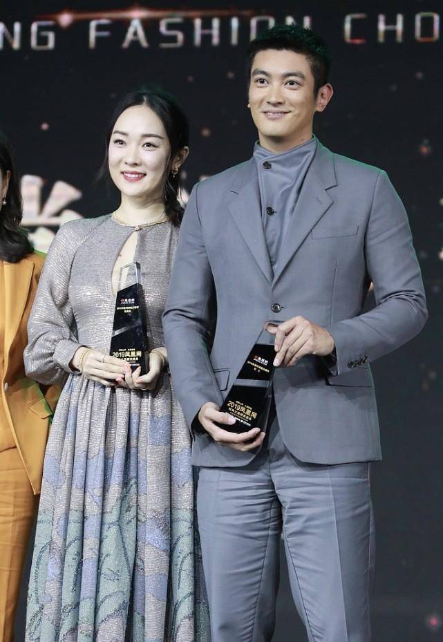 杜江和霍思燕又来秀恩爱了,长裙配西服,这俩人感情是