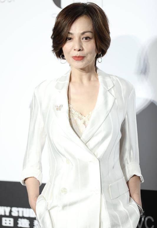 50 的王琳虽逃不过"老年瘦",但穿西装短裤秀美腿,身材还挺好,短裤的