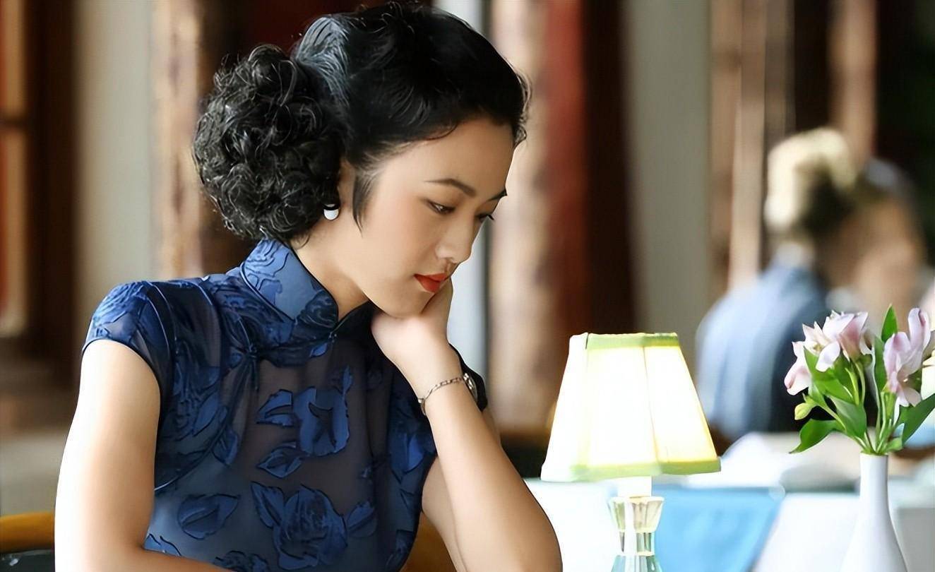 在电影《色戒》中,她饰演的王佳芝多以旗袍造型出场.