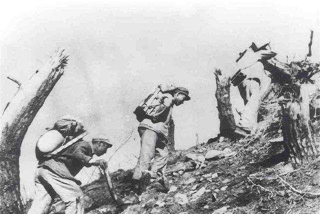 所有给养只能靠人背上山,为了将物资运输到上甘岭,上至军,师领导,下到