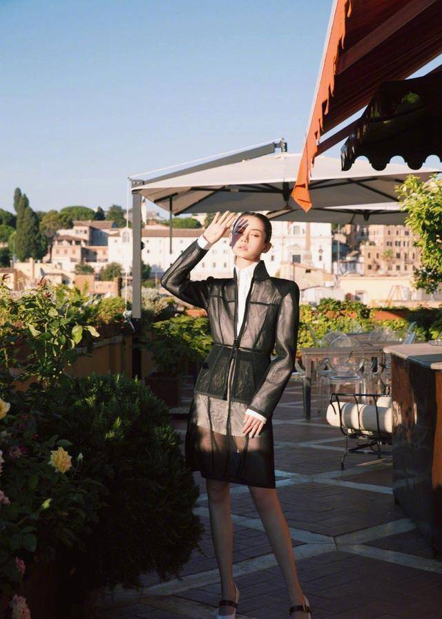 戚薇的身材管控非常好,拍照也很会摆姿势.这张图片的构图十分讲究.