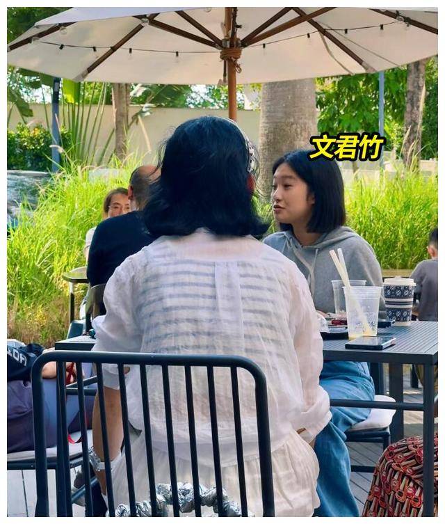 文君竹15岁模样惊人,马伊琍时髦打扮,母女同桌黄奕共!