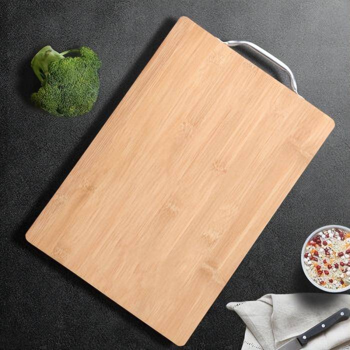 许多人经常把买来的生肉直接放到砧板上切,在切割生肉时,生肉里很多