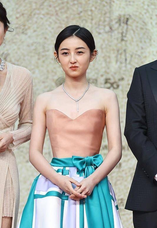 张子枫真的"张开了",拼接礼服穿出小女人感,配简约项链很美_美眉_设计