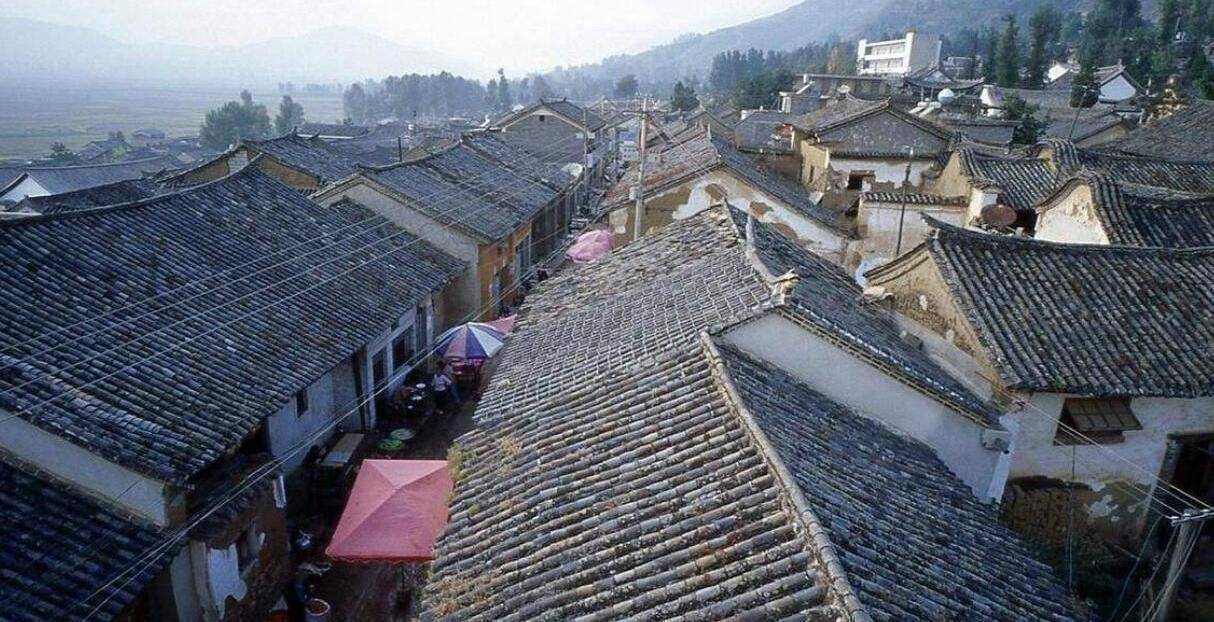 娜姑古镇中不仅建筑很有特色,这里的老街也是一大看点,在我们日常的