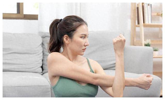 3个方法,恢复细长双臂:哑铃训练,减掉手臂拜拜肉_进行