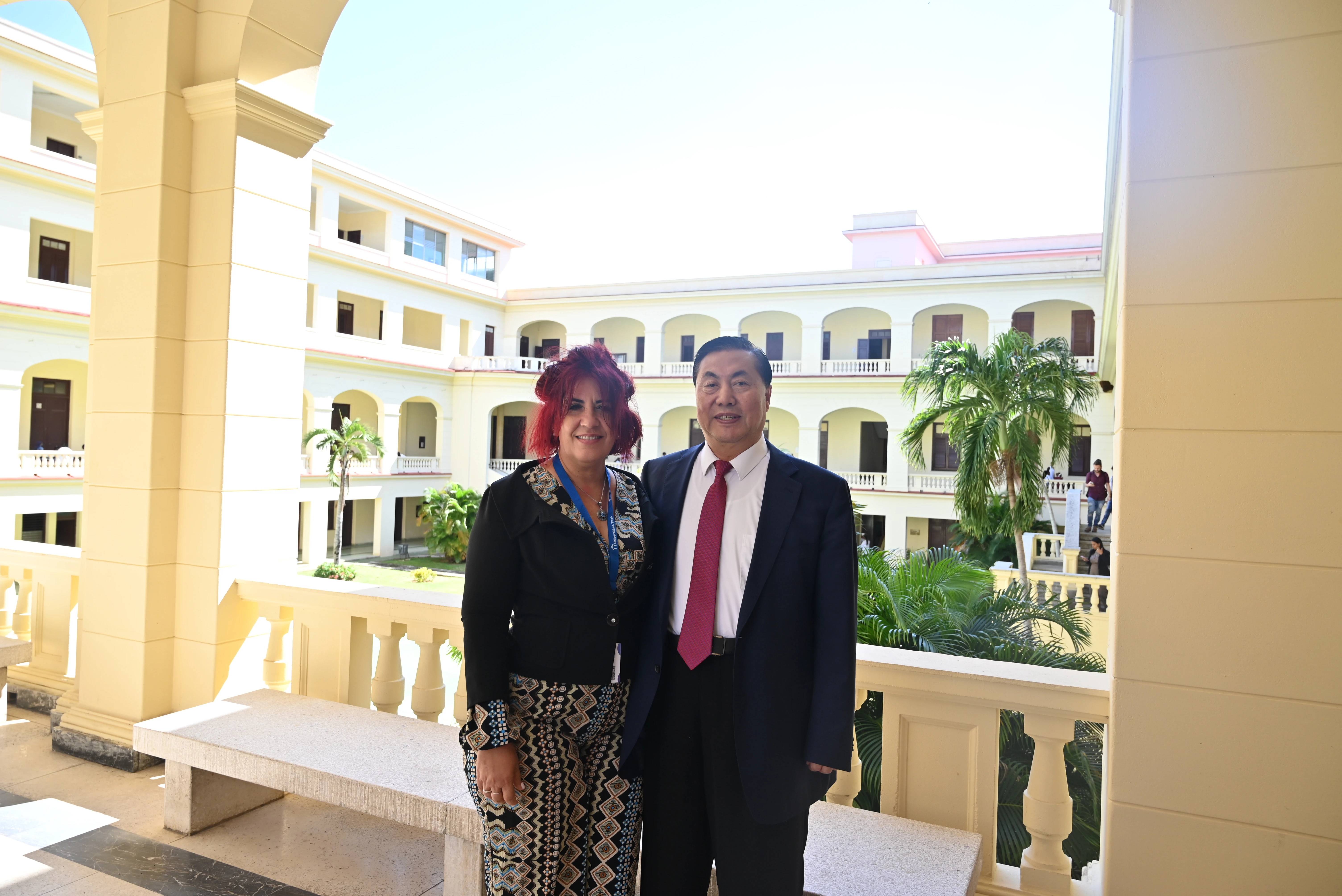 哈瓦那医科大学校长马伊利姆博士对河北外国语学院董事长,校长孙建忠