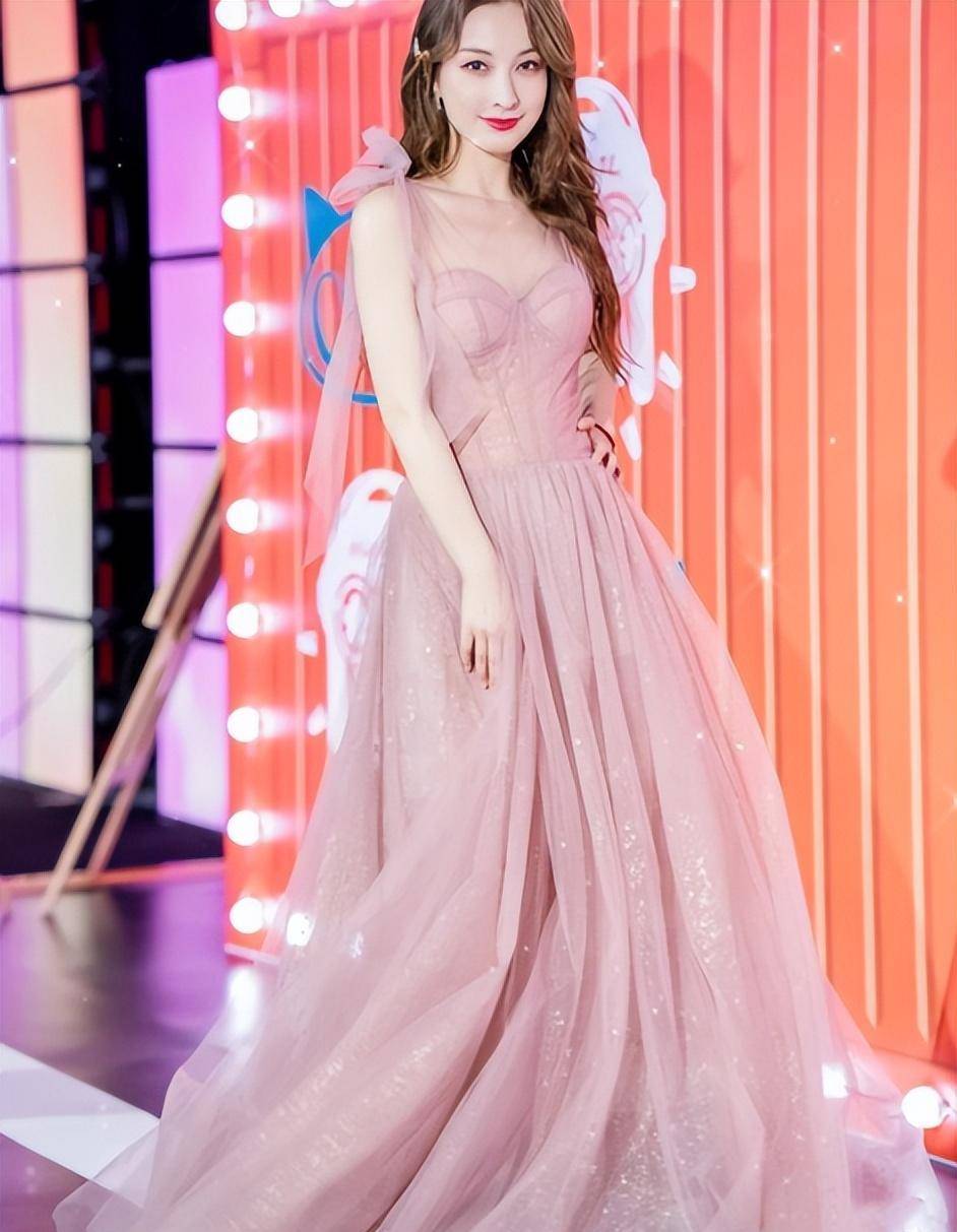 其实去查查吴昕的简历,大家就发现,那个忽然变优秀的人,其实一直都很