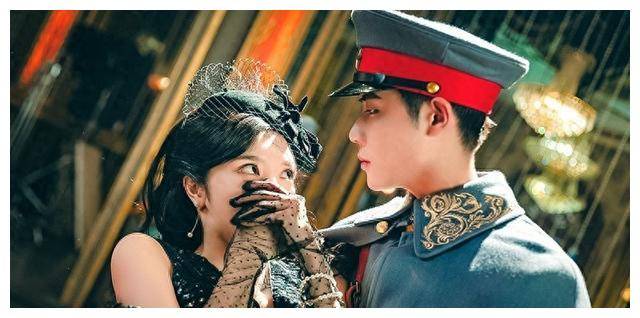 在父亲临死之前,他不让女主角报仇,并将一枚玉佩交给她,要她带着这个