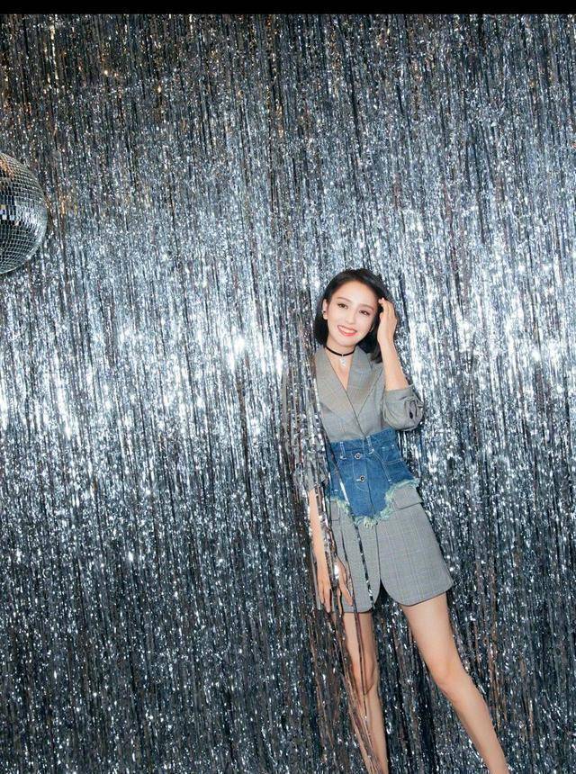 佟丽娅也放开了,穿泡泡袖波点"时尚裙"秀事业线,皮肤