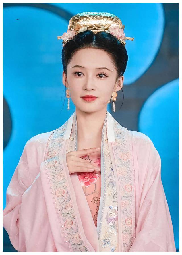 她们通过传统文化元素的融入,展现出了华彩的宋韵,唐风和明制汉服等