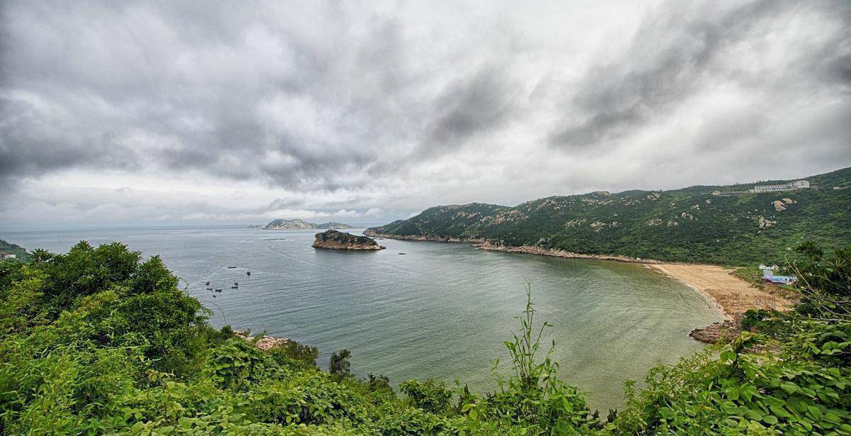 南麂岛南部有一个大面积的沙丘地,面朝东海,三面环山,当地人称其为