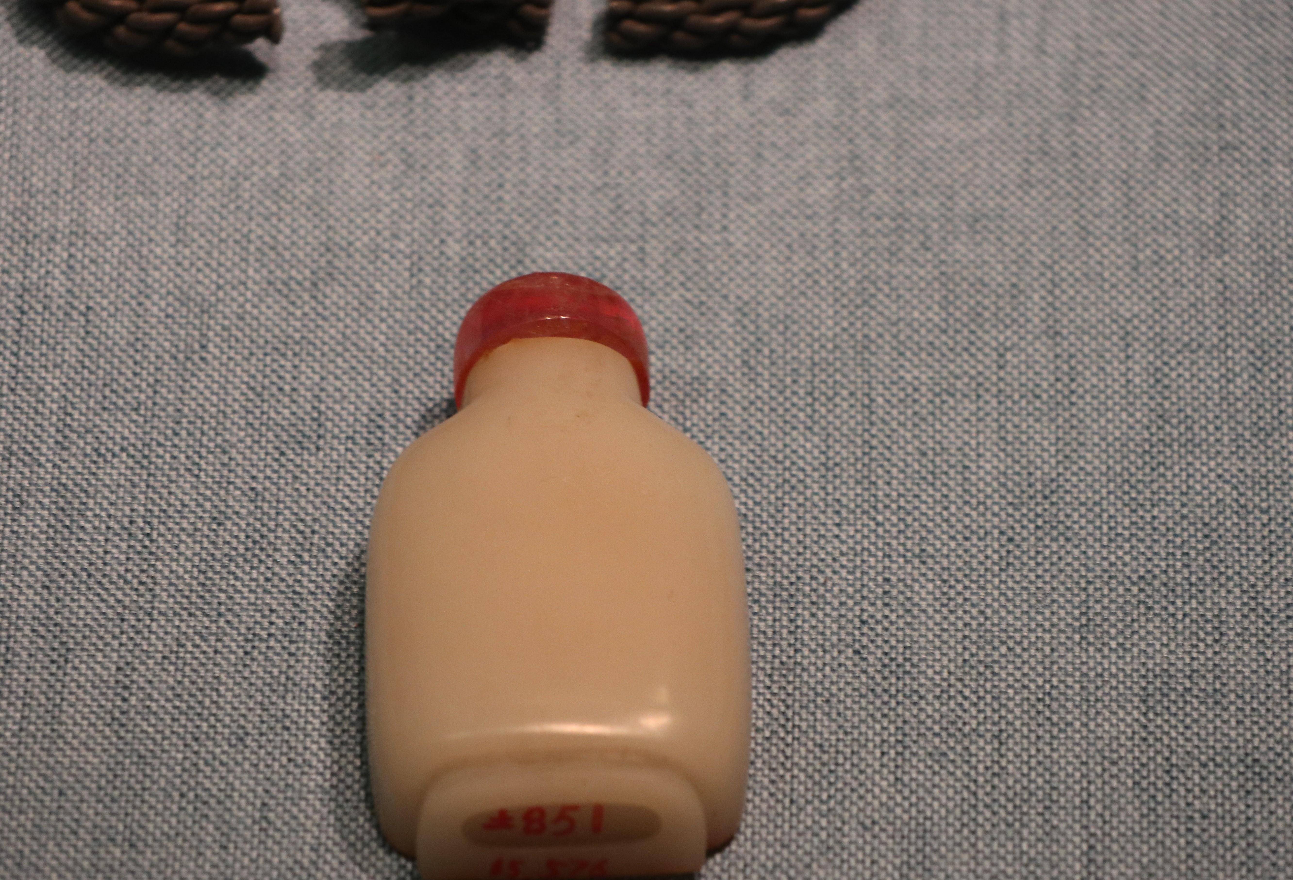 套红料渔翁鼻烟壶清 白玉带皮葫芦坠"葫芦"与"福禄"谐音,民间常用