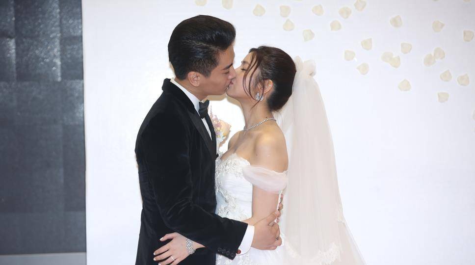 总被传与陈晓婚姻?妍希,请问你在结婚之后有没有感到一丝丝的后悔呢?