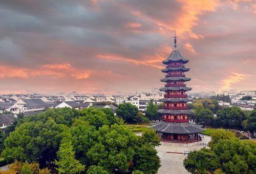 苏州城西南盘门内的瑞光塔,有十三层.