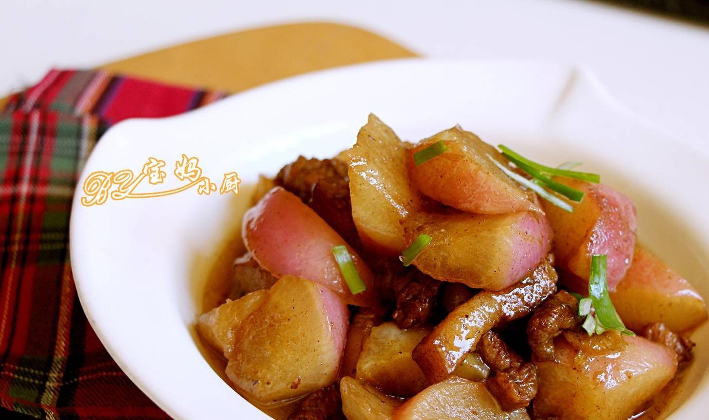 一直能吃到变成大个的水萝卜,咬上一口脆脆的特好吃,把红皮剥下去