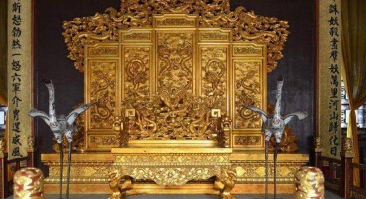 故宫里面的龙椅,到底是用啥材料做的呢?说出来怕吓到