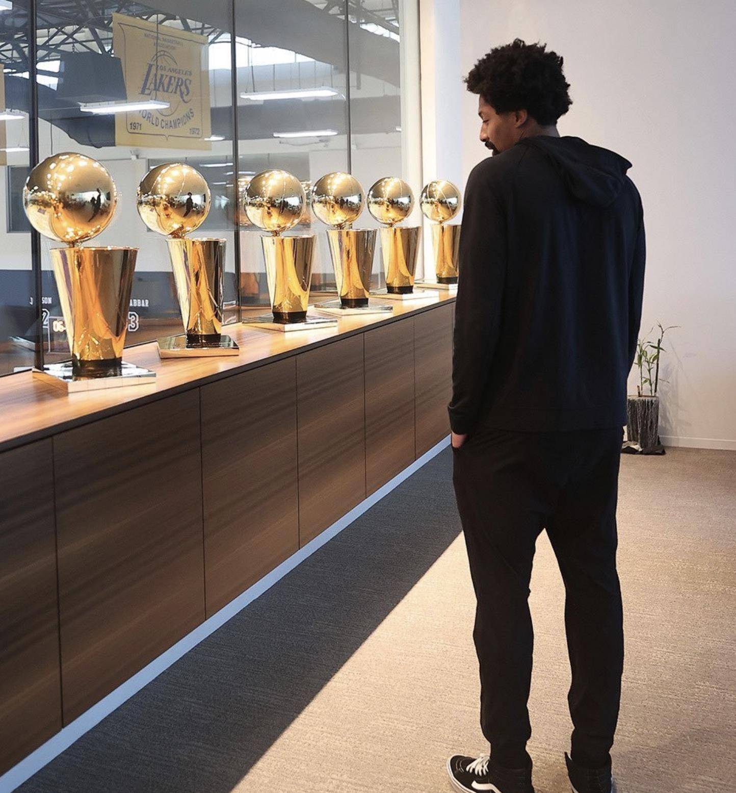 如果湖人夺冠,将给他1美元奖金_丁威迪_詹姆斯_球员