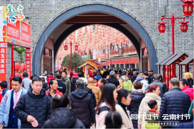 不尽的帽子米线,凉卷粉,木瓜水等风味小吃备受欢迎;玉溪老酱,北城酱油