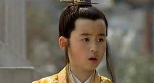 朱翊钧出生于1563年,他乃是穆宗朱载垕的第三个儿子,刚出生时府中