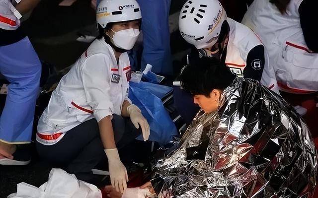 韩国踩踏事件:暴露出三大问题,第一个"很韩国",第二个