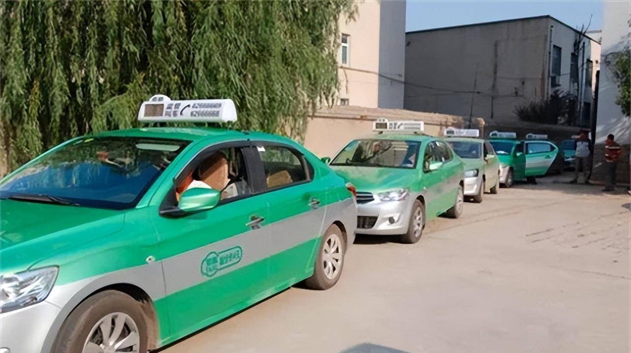 后来,他考取了驾照,成功入职出租车公司,这份工作与以往不同,不用像