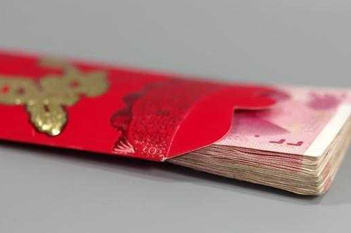 弟弟结婚我偷偷给五万,妈眉开眼笑,接到老公的电话我