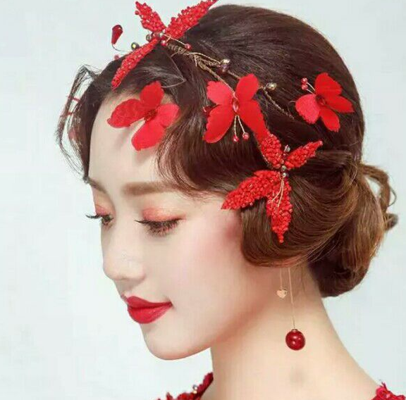 十二摩羯座红色花朵头饰,基本也是采用对称的头饰造型,但是花朵运用