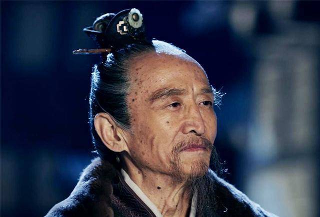 毒士贾诩如何猜透老板曹操最隐秘的心思,并隐晦透题给