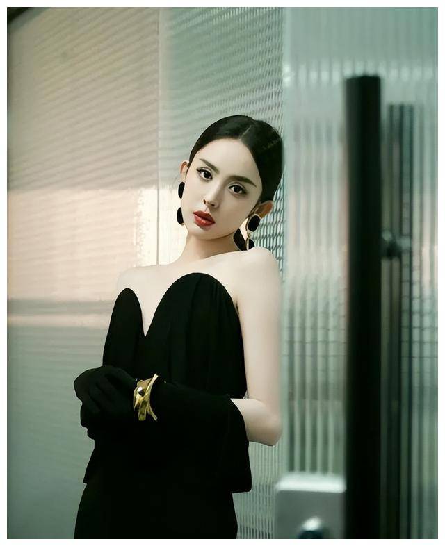 新疆美女古力娜扎性感迷人,抹胸裙变水蜜桃!