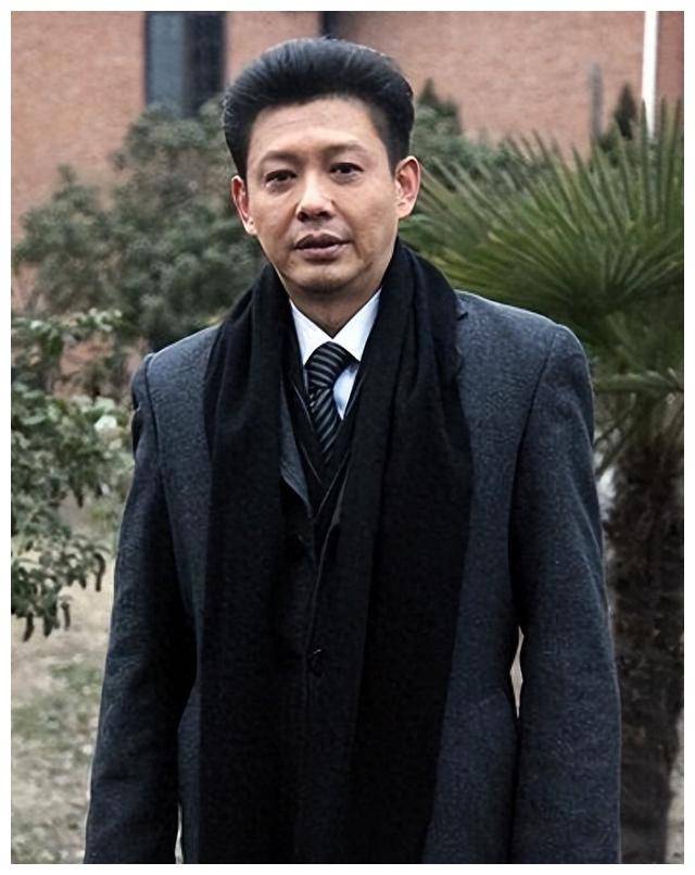 深爱董卿的"央视一哥"今已低调拍戏,60岁左右,生活稳定_程前_事业