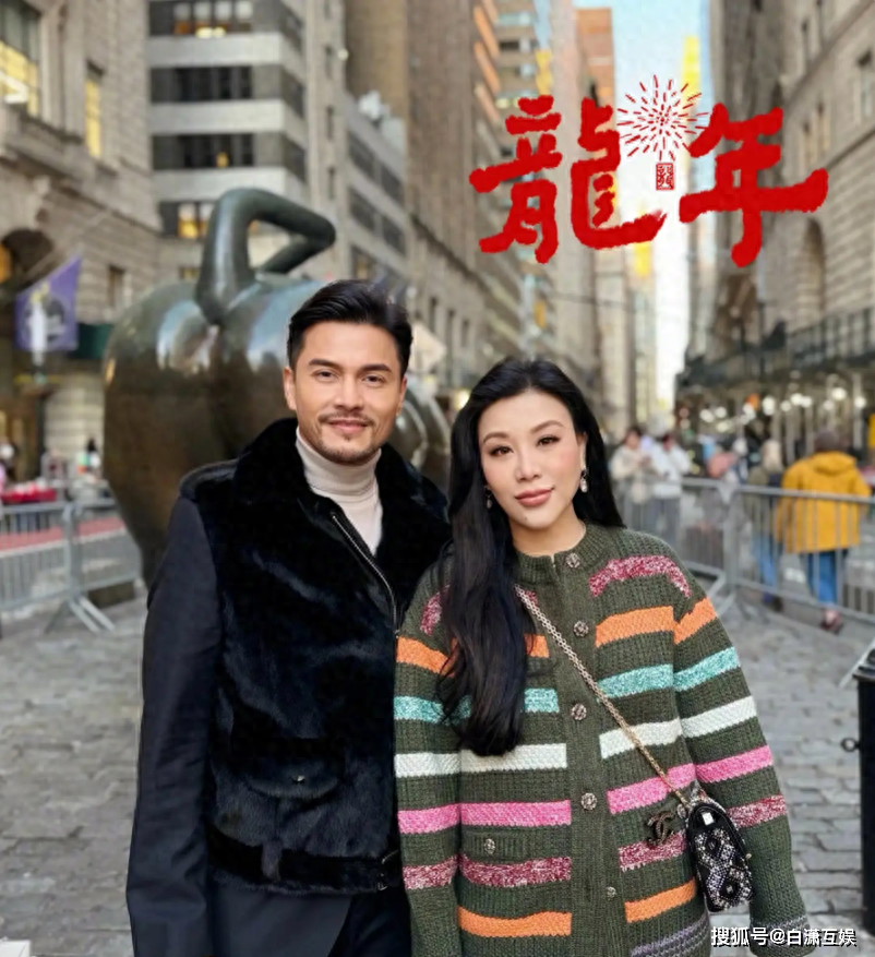 68岁吕良伟晒和53岁妻子新年合影,身穿黑色西装看不出实际年龄_爱情