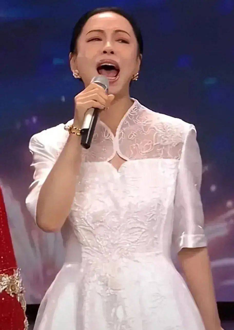 黄绮珊代替李谷一,唱难忘今宵后,引热议,区