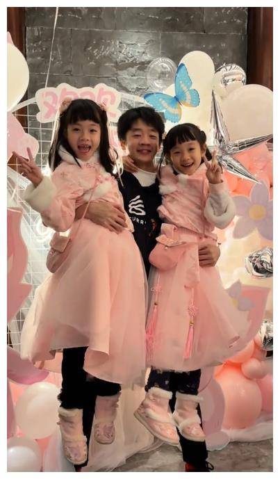 杨威携家归乡,双双受岁月痕迹,双胞胎女儿迥异身高吸引目光_杨云_孩子