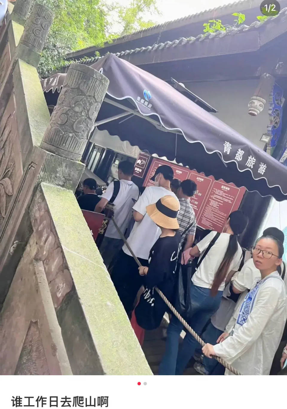 李易峰寺庙祈福照曝光:黑袄中分显驼背,退圈后状态引