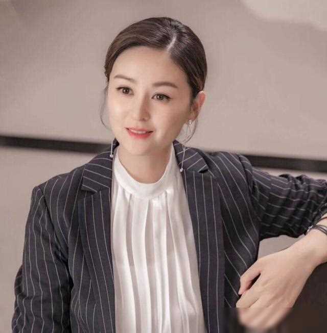 她被誉为"最干净女演员",富商苦追10年才嫁,今和女儿被宠如_戴娇倩