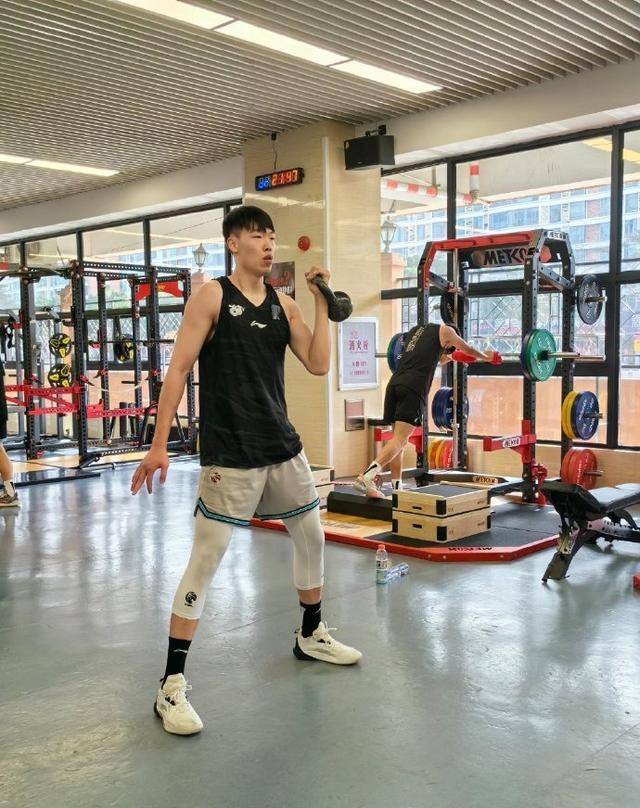 宏远消息!万圣伟盛赞广东队周琦探望国家队名宿朱总在日本考察