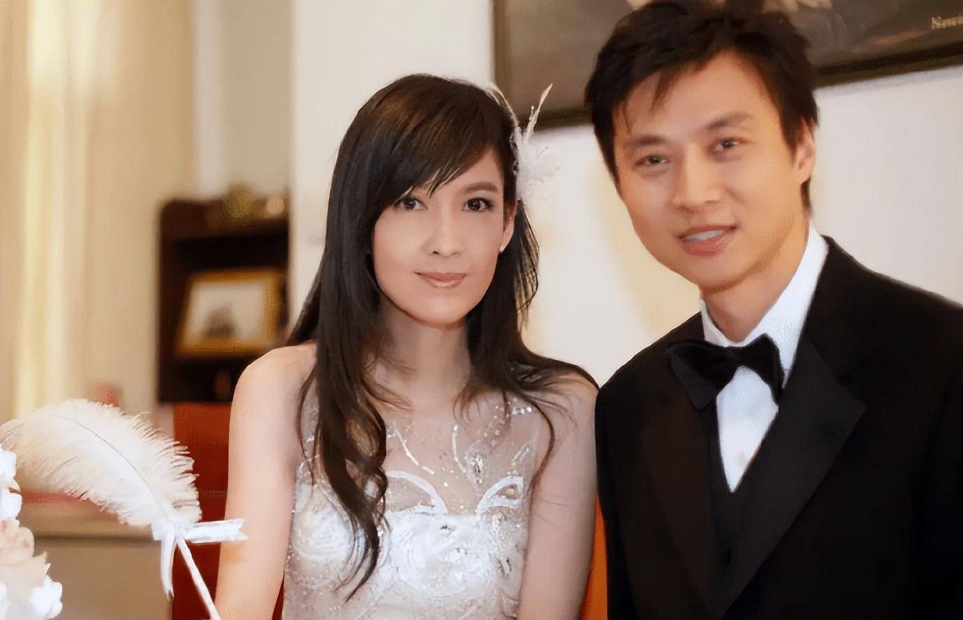 周慧敏的婚姻一直备受外界的争议,尤其是针对倪震多次传出的出轨绯闻