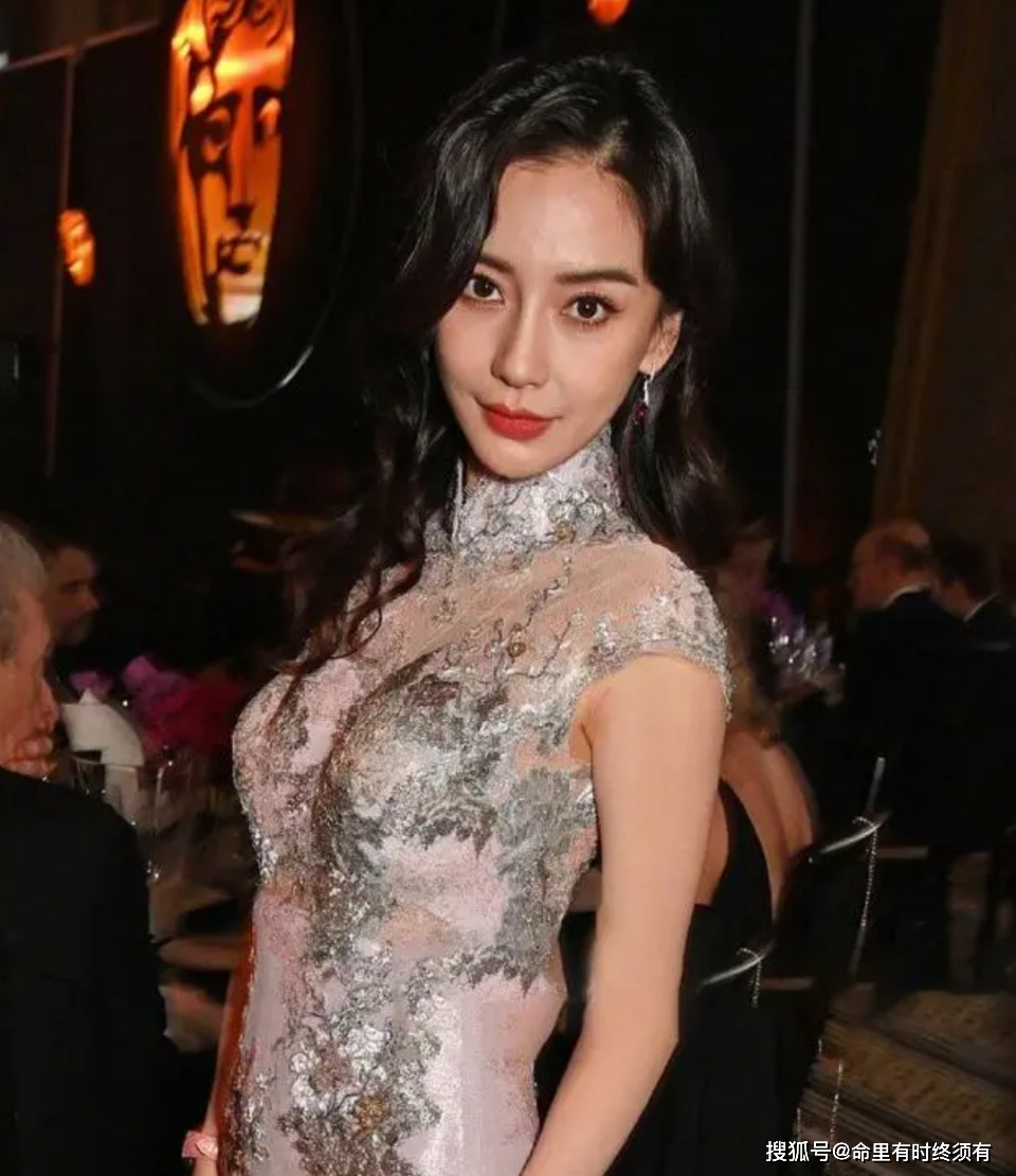 angelababy英国走红毯近照曝光,皮肤黝黑,法令纹清晰