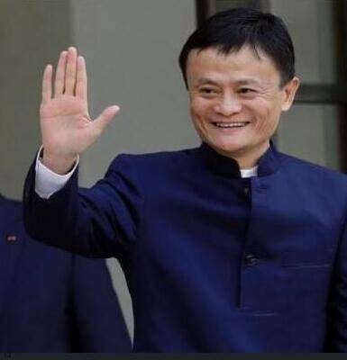 马云一家围坐在一起,品尝着美味的家常菜,张瑛特意为家人准备了可口的