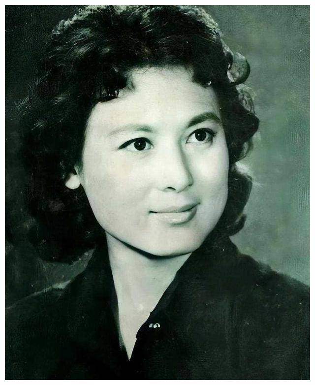 83岁演员梅向退休生活曝真相,令人心痛,伤痛终浮出