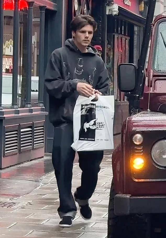 18岁克鲁兹分手后,又有美模相伴,长得像贝克汉姆_伊西·莫洛尼_黑色