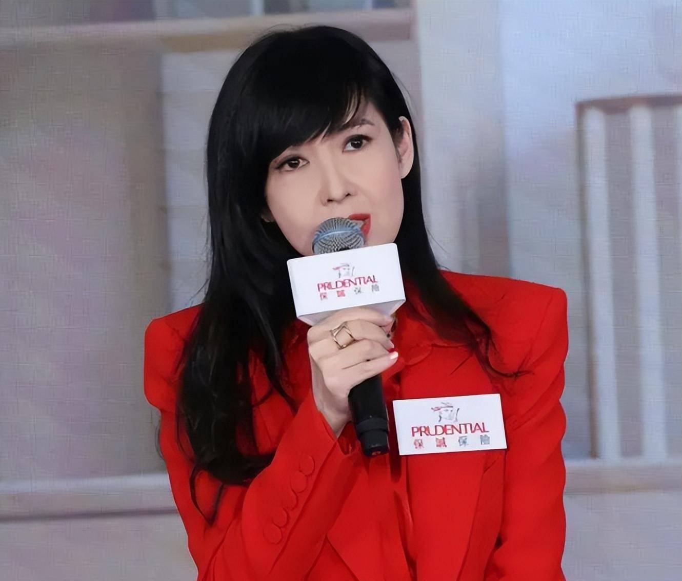 55岁周慧敏秀恩爱,结婚13年未生子,丈夫被曝8次出轨却