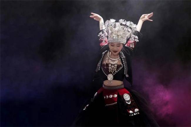 中国歌舞编导夏冰苗舞剧照:花山神女_泼光_银光_精魂