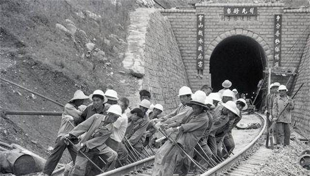 铁道兵熊汉俊被埋于桥柱,火车经过为其鸣笛30秒,真相并不是这样_战友