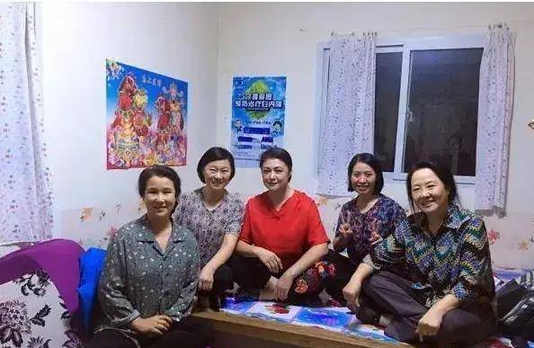 要不是她为人心直口快,没有私心杂念,那这些女人都得时刻提防着她.