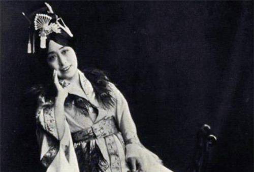 裕德龄在宫中还曾为慈禧太后做过翻译,也曾侍奉过慈禧生活,慈禧对其